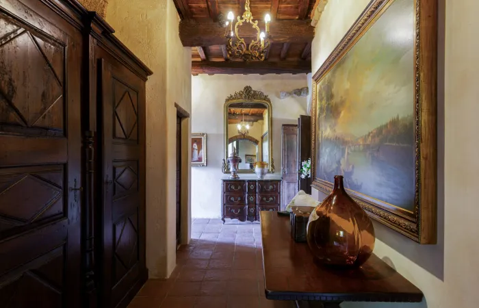 Elegant entry hall welcoming you into the villa.