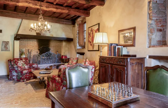 Library space with board games and a game table for relaxed evenings.